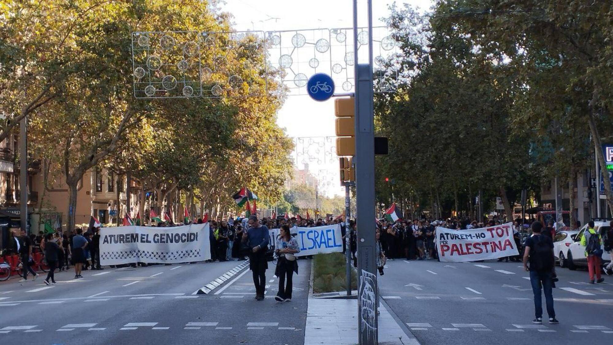 Corte de los dos sentidos de la avenida del Paral-lel en Barcelona.